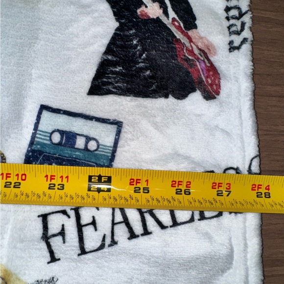 Taylor Swift Red Concert Tour Small Blanket Throw NEW without tags - Picture 5 of 5